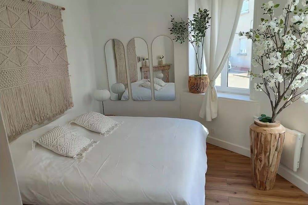 Entire apartment, Brise Bohème Charming apartment with bathtub in Calais, Calais region