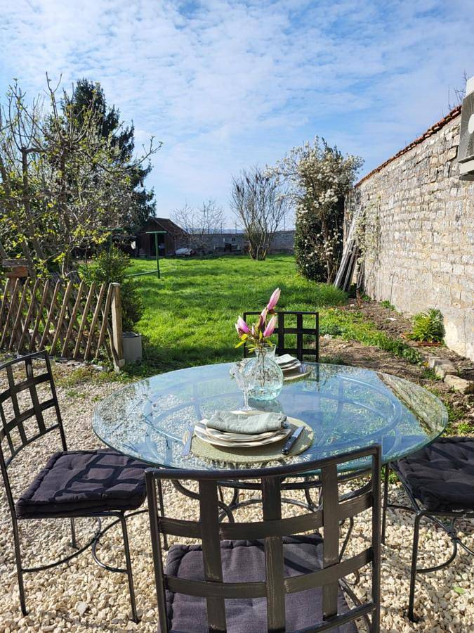 Location de vacances pour 3 personnes, avec Terrasse ainsi que Jardin et Vue à Tonnerre (Yonne)