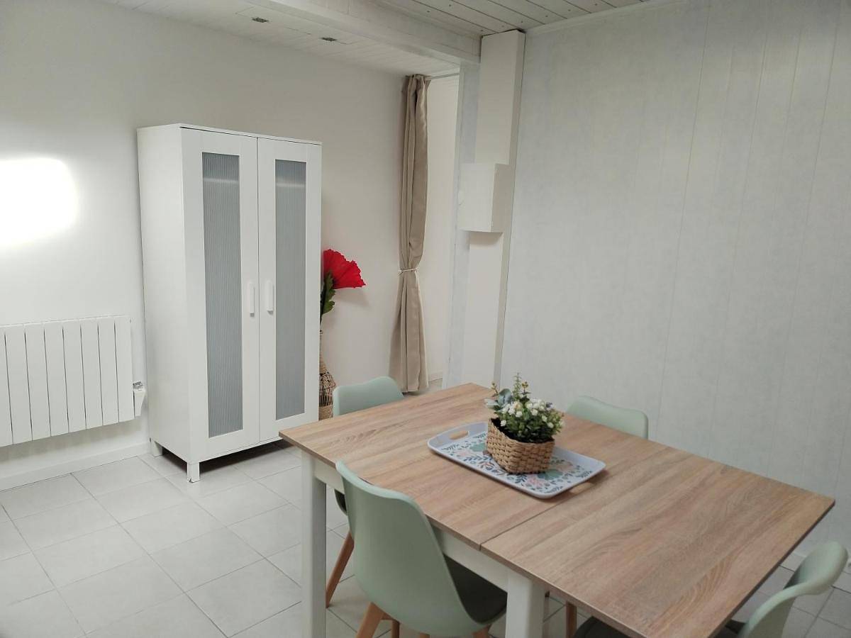 Studio entier et parking privé in La Chevrolière, Région de Nantes