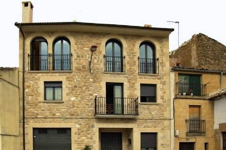 Casa rural con piscina para 8 personas, con jardín y balcón en Navarra