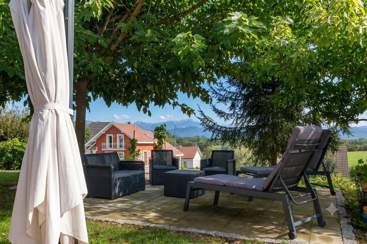 Casa de vacaciones 'Chez Les Ours' con vistas a la montaña, terraza privada y Wi-Fi in Chambéry region