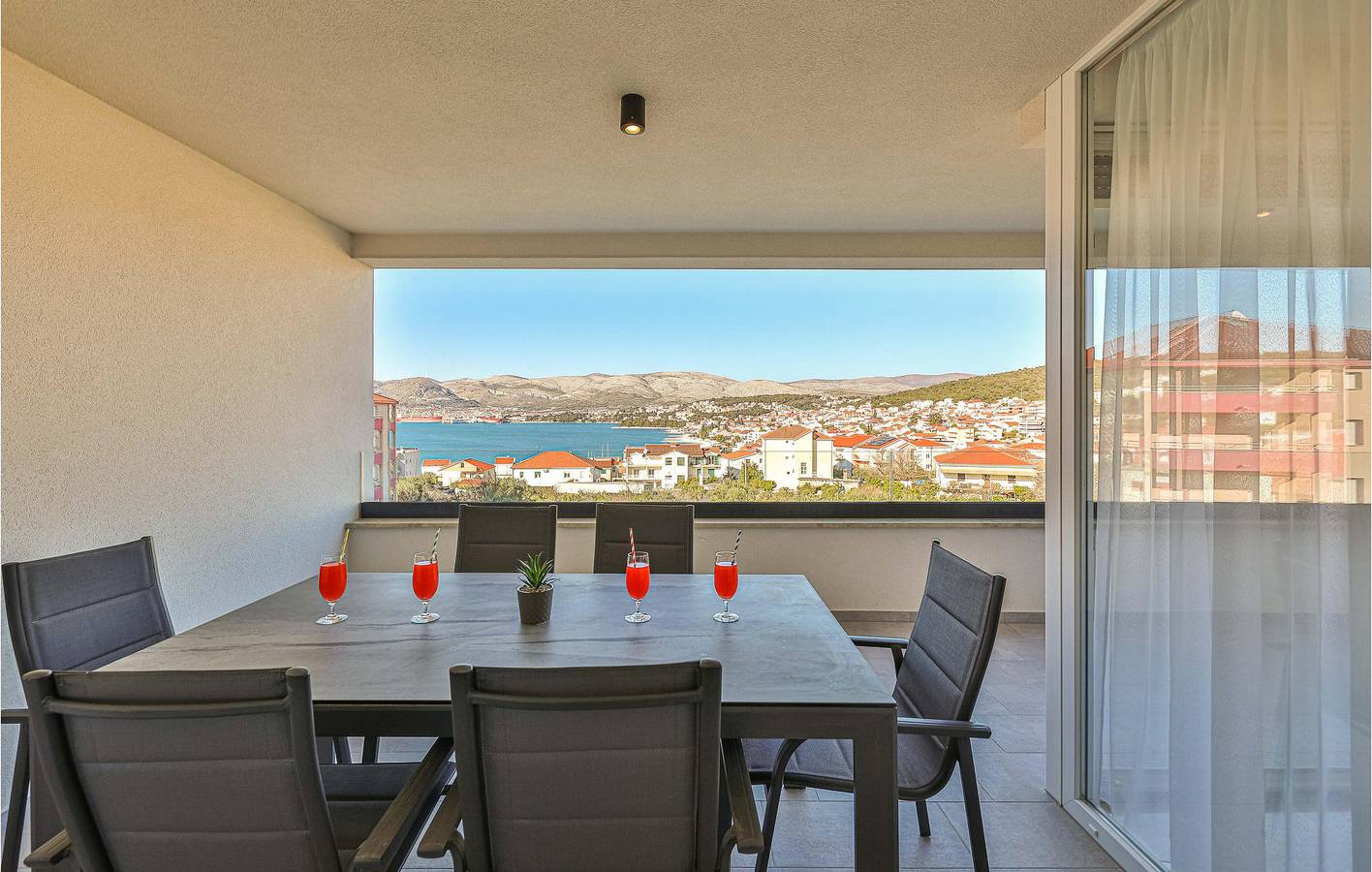 Ganze Ferienwohnung, Urlaub am Meer: 1-Zimmer-Wohnung mit Pool und Terrasse, 900 m vom Strand entfernt in Okrug Gornji, Ciovo