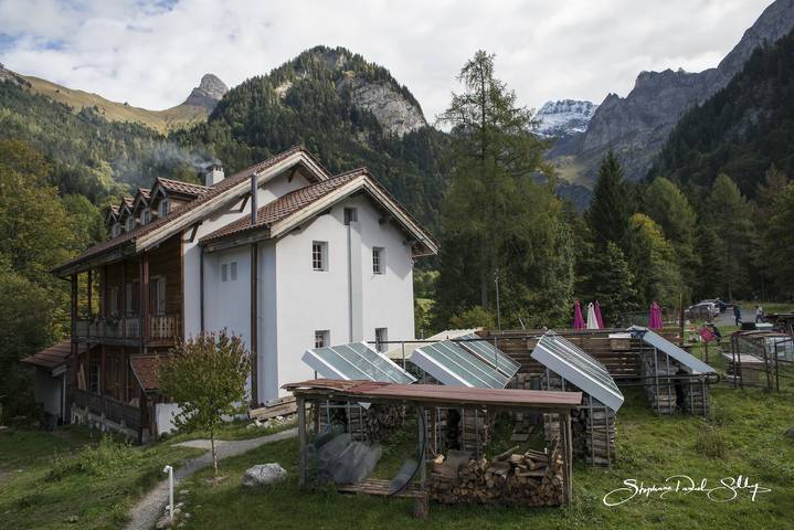 Centre Thermal Riversong - 2.4 Chambre à 2 lits côte à côte avec salle de bain privative sur l'étage et balcon in Les Plans-sur-Bex, Bex