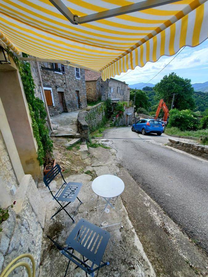 Gîte pour 2 personnes, avec terrasse et vue à Ucciani - 2