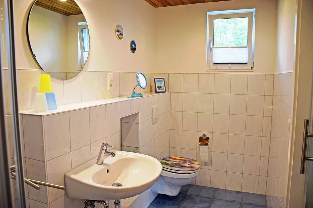 Ganze Wohnung, Deb 017 Bungalow mit Gartenterrasse in Altefähr - Bungalow mit Gartenterrasse in in Altefähr, Stralsund Umland