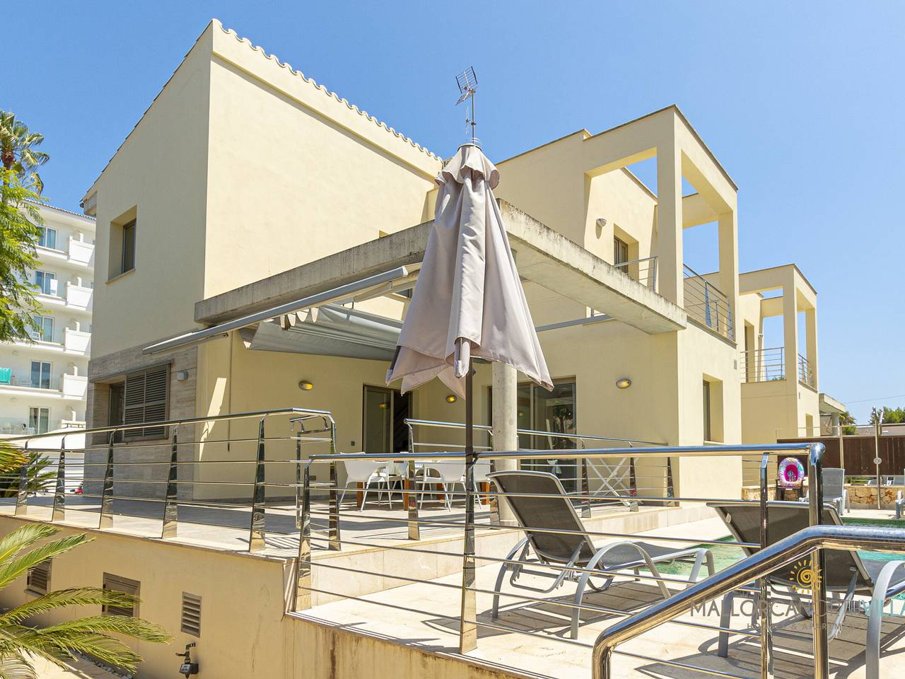 Moderne Villa auf Mallorca 50 m vom Strand, ideal für 6 in Playa de Muro, Muro