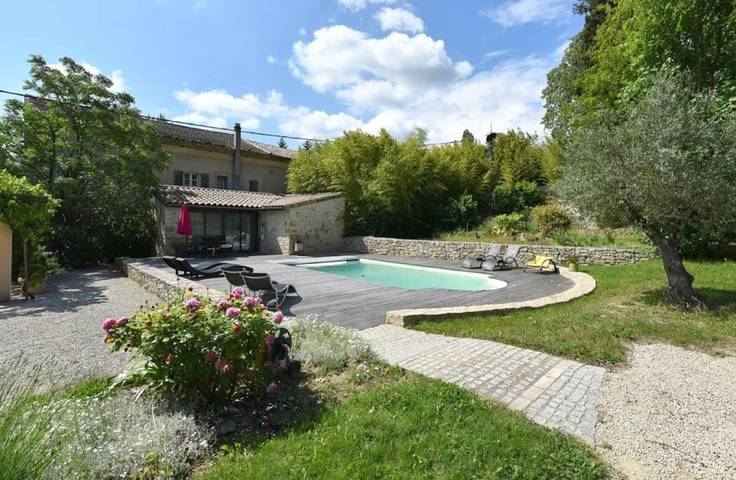 Hôtel pour 3 personnes, avec Terrasse ainsi que Jardin et Piscine à Viviers