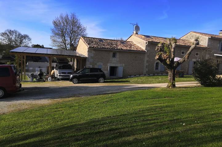 Location de vacances pour 12 personnes, avec jacuzzi et jardin à Villegouge