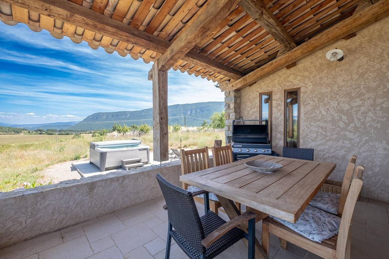Maison de vacances "Time-out" avec vue sur les montagnes, piscine partagée et Wi-Fi in Laragne-Montéglin, Région de Gap
