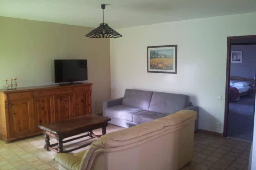 Entire apartment, Accollé an old farmhouse, Apt. 1st fl. (6 pl) renovated pool, sauna, and spa in Maubec, Parc naturel régional du Luberon