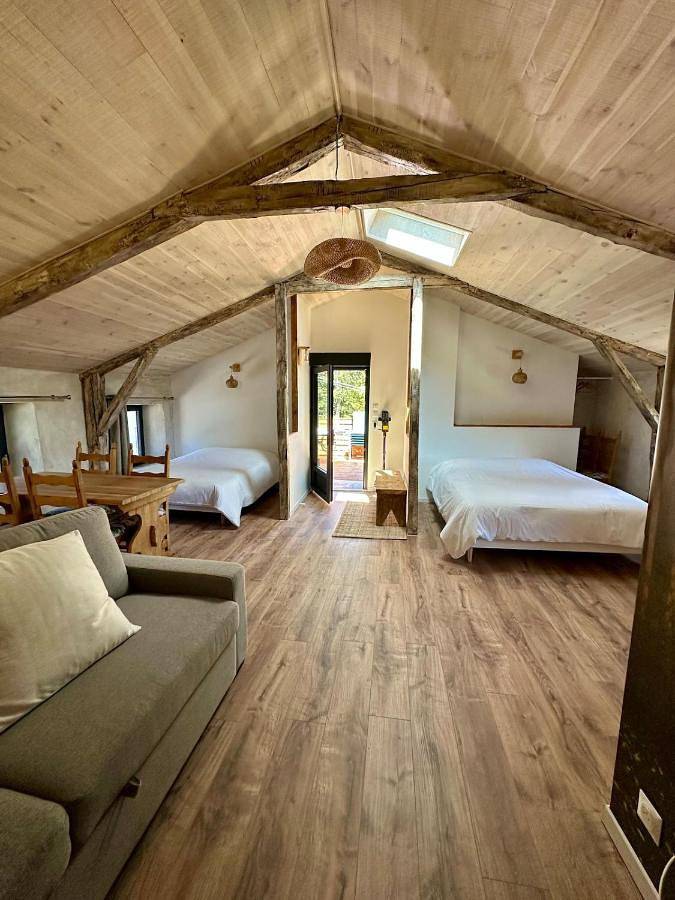 Gîte pour 5 personnes, avec piscine ainsi que terrasse et vue, animaux acceptés à La Besseyre-Saint-Mary