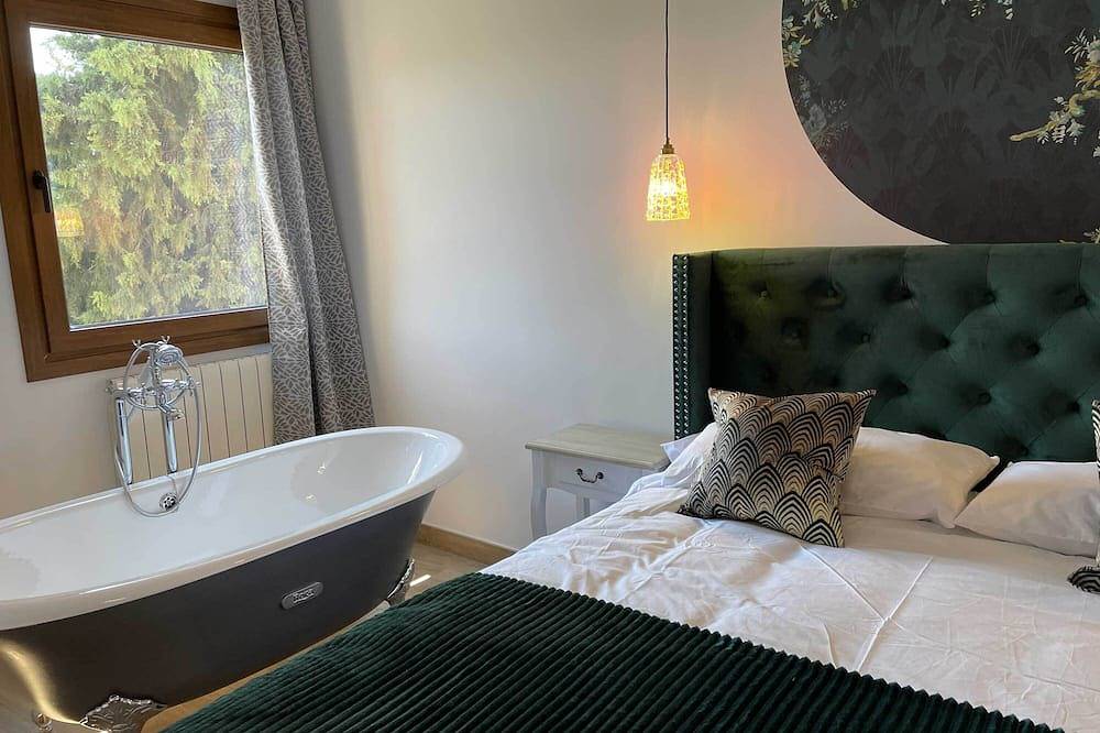 Entire apartment, Apartamento de Vistas Privilegiadas a la Reserva de la Biosfera y Exquisita Decoración Ecléctica in Montejo de la Sierra, Madrid Province