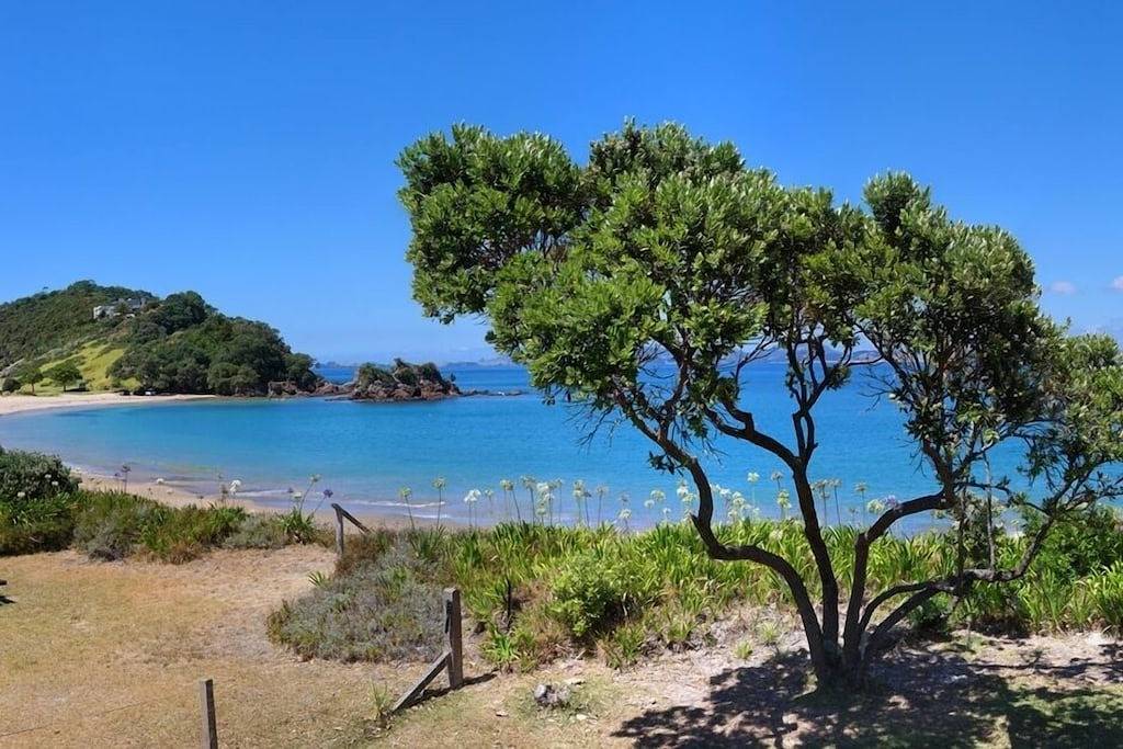 Quintessential Kiwi Bach direkt am Strand !! in Whangarei District