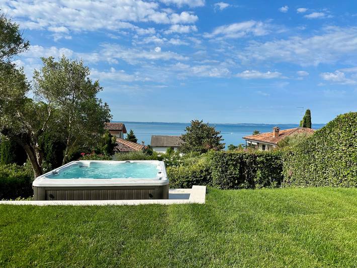 Ferienhaus für 8 Personen, mit Balkon und Whirlpool sowie Garten und Seeblick