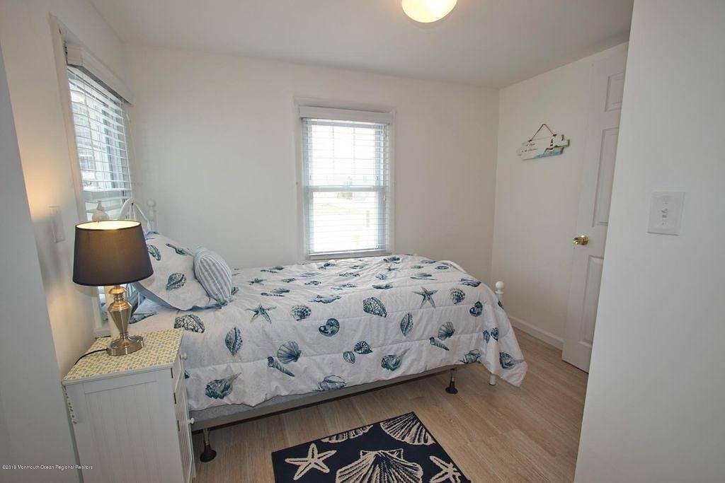 Lavallette Home Steps from Beach! Sleeps 11, 4 Br 2 Ba, Beach Tags included in Toms River, Ocean County