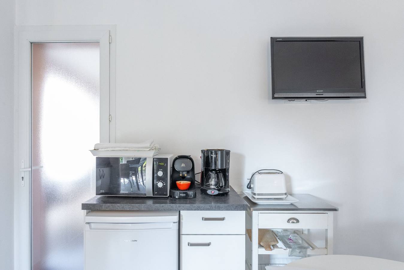 Entire studio, Studio "1 - Le Mas Du Soleil" with Shared Pool, Wi-Fi, and Air Conditioning in Sainte-Maxime, Mediterranean Coast (France)