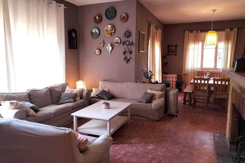 Casa Vacacional 'Tordera Village' con Vista a la Montaña, Piscina Privada y Wi-Fi in Tordera, Costa del Maresme