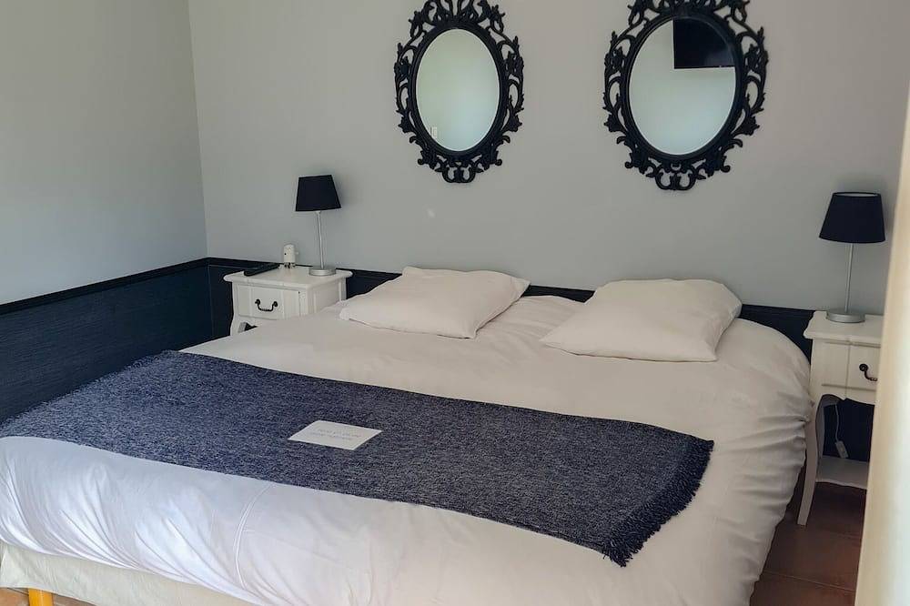 Double room overlooking landscaped garden and swimming pool in charming house in Saint-Priest, Rhône