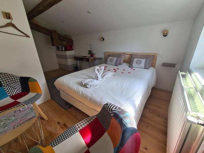 Gîte pour 2 personnes, avec piscine et vue ainsi que jardin et terrasse à Saint-Romain-Lachalm - 2