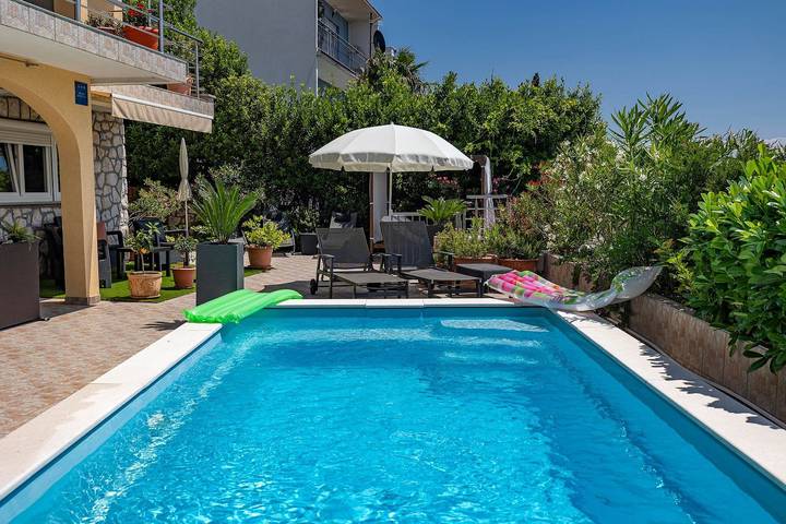 Ferienwohnung für 8 Personen, mit Pool und Balkon sowie Garten, kinderfreundlich in Dramalj