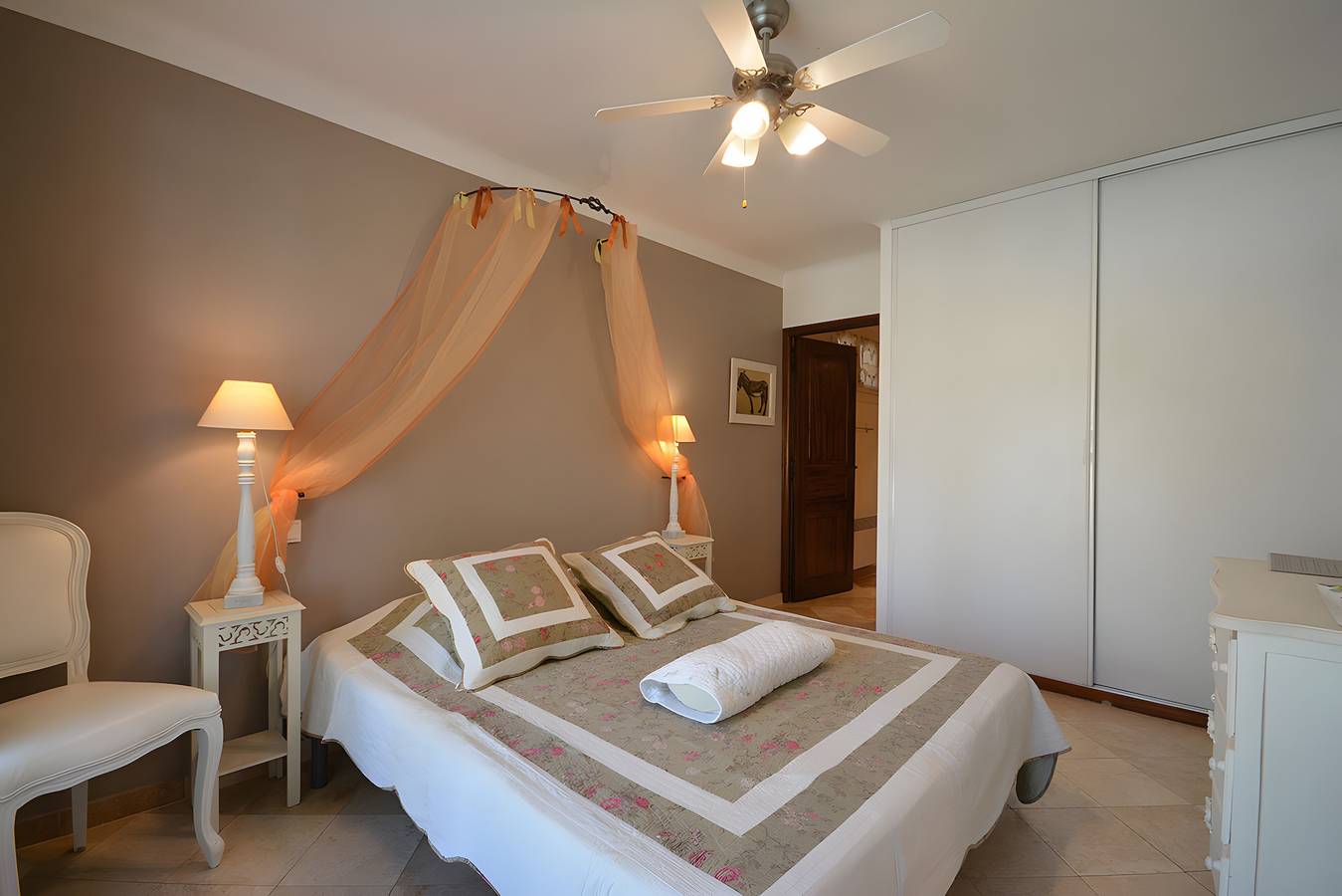 Appartement entier, Appartement « Chambre Saumon » avec piscine partagée, Wi-Fi et climatisation in Bédoin, Parc naturel régional du Mont-Ventoux