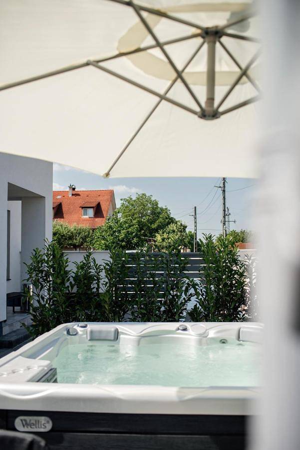 Appartement de vacances pour 3 personnes, avec balcon ainsi que jardin et jacuzzi, animaux acceptés