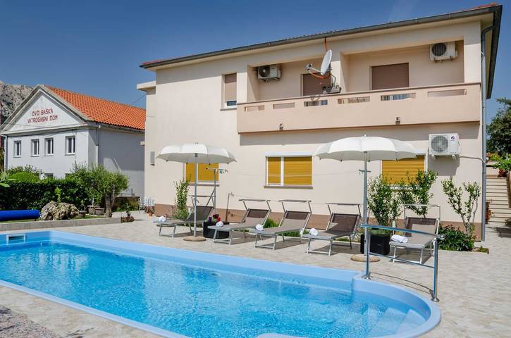 Ferienwohnung für 2 Personen, mit Pool und Balkon in Baska - 3