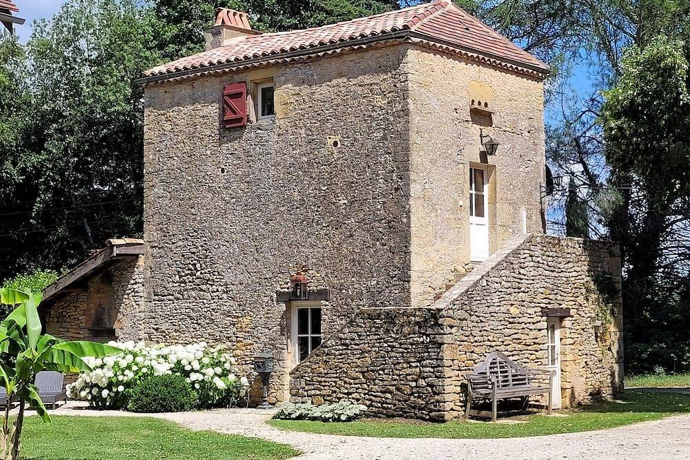 Geheel appartement, Gezellig appartement in charmant gerenoveerde 200 jaar oude duiventoren! in Urval, Périgord Pourpre