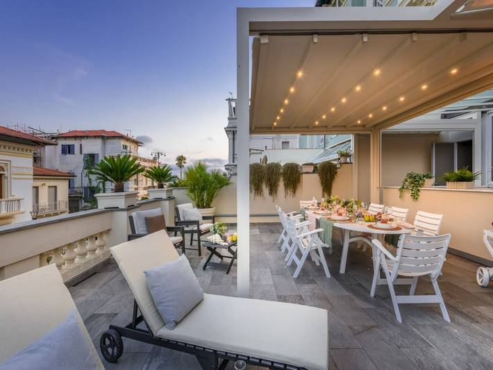 Rustico per 6 persone, con panorama e terrazza, adatto a famiglie con bambini in Versilia