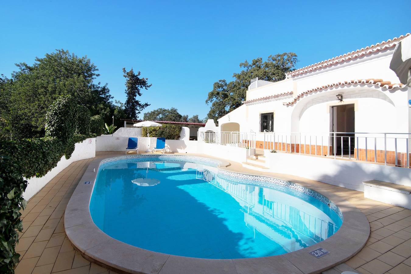 "Vila Caracol" with Pool, Tennis Court, A/C & Wi-Fi in Guia, Faro District