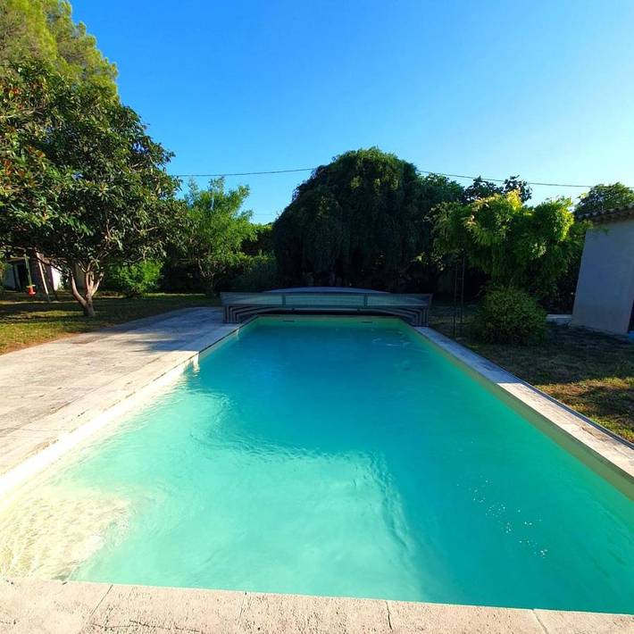 Location de vacances pour 12 personnes, avec jardin ainsi que terrasse et piscine à Saint-Étienne-du-Grès