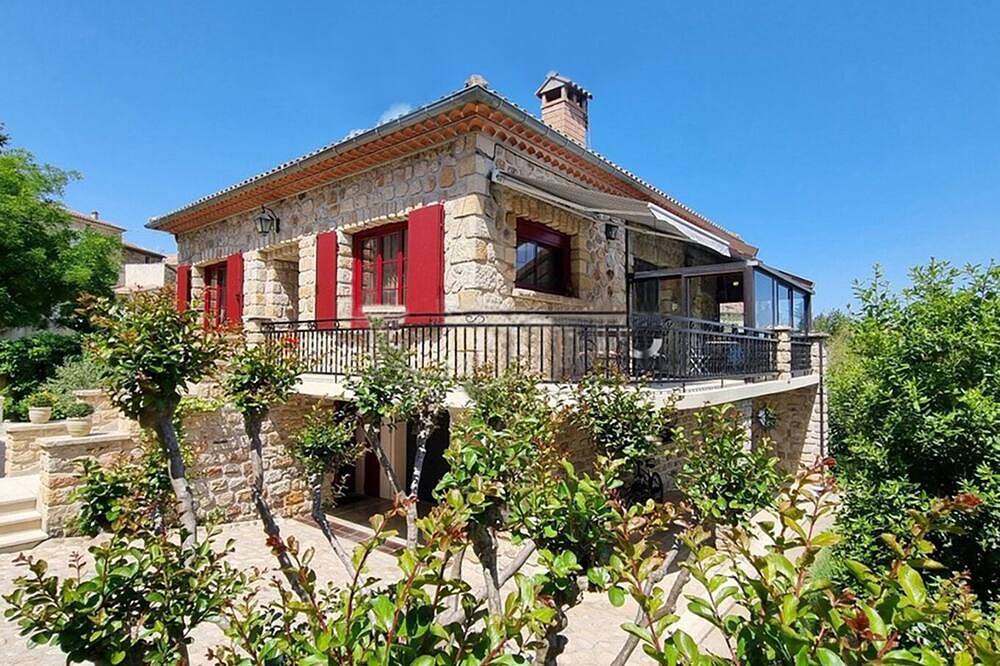 ''La Jolie Maison de Banne'' 4 ⭐, 3 chambres, piscine privée chauffée, 🛜, calme in Banne, Parc national des Cévennes