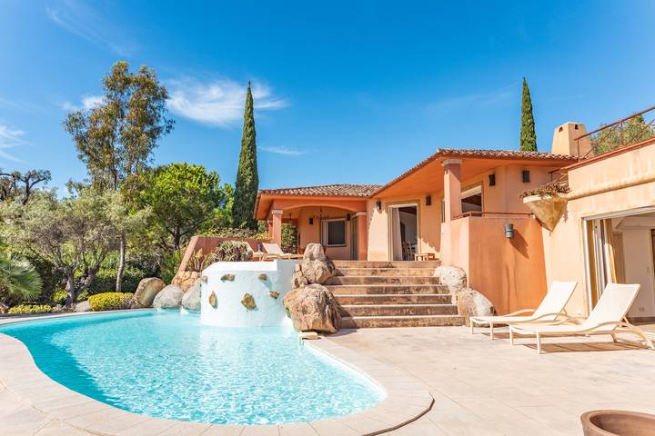 Location de vacances pour 11 personnes, avec Terrasse ainsi que Jardin et Piscine dans Pinarellu