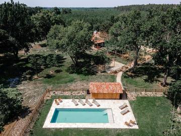 Gîte pour 12 personnes, avec terrasse et jardin ainsi que piscine et vue, animaux acceptés à Uza