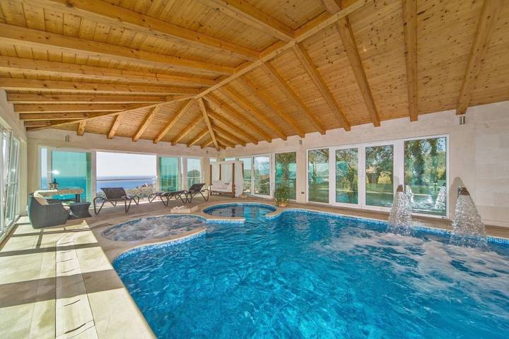 Villa pour 13 personnes, avec sauna et piscine ainsi que vue et jardin, animaux acceptés à Mlini