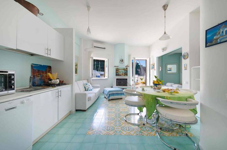 Hel lägenhet, Apartment 'La Terrazza di Zia Pa' with sea view and shared pool in Sorrento, Sorrento Coast