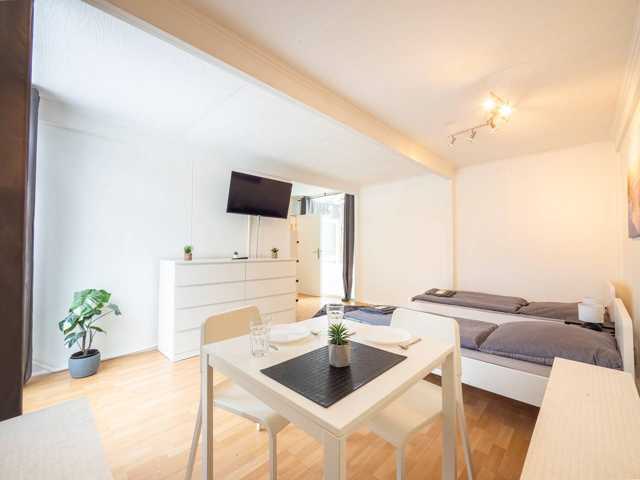 Ganze Ferienwohnung, Monteurwohnung mit Terrasse für 7 Personen – Wlan, Tv, Küche – Ahrensburg Nähe Hamburg - Agrp1204 in Ahrensburg, Kreis Stormarn