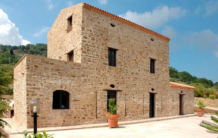 Appartamento a bordo piscina con A/C, parcheggio e WiFi | Vicino al ristorante Lamione in Laureana Cilento, Cilento Coast