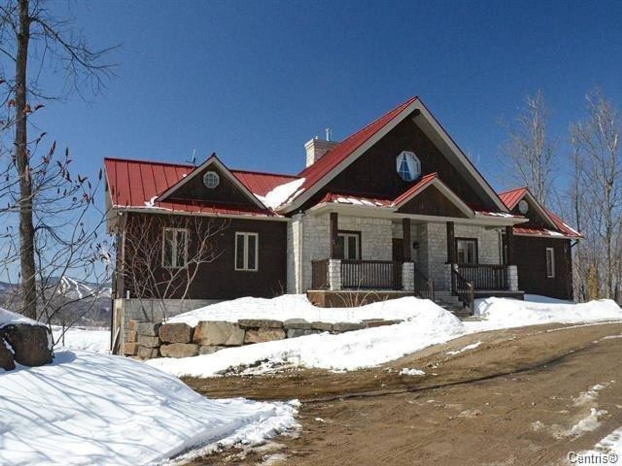 Live like the King of the Hill Citq 296180 in Lac-Supérieur, Quebec