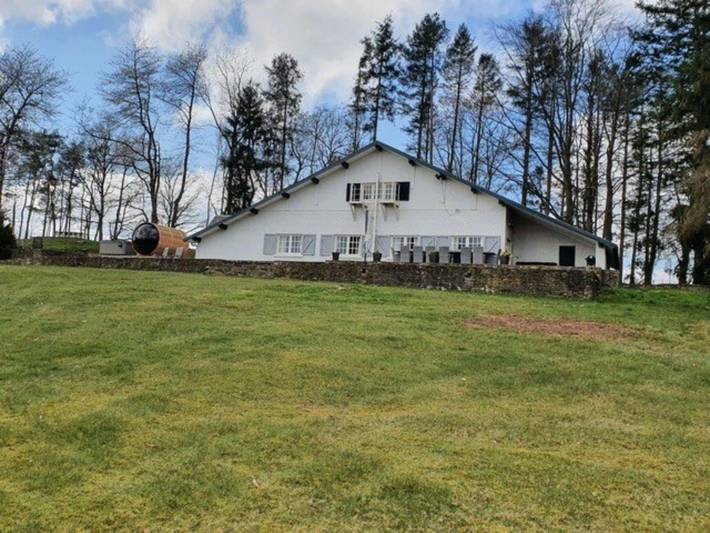 Location de vacances pour 12 personnes, avec terrasse et sauna, adapté aux familles à Érezée