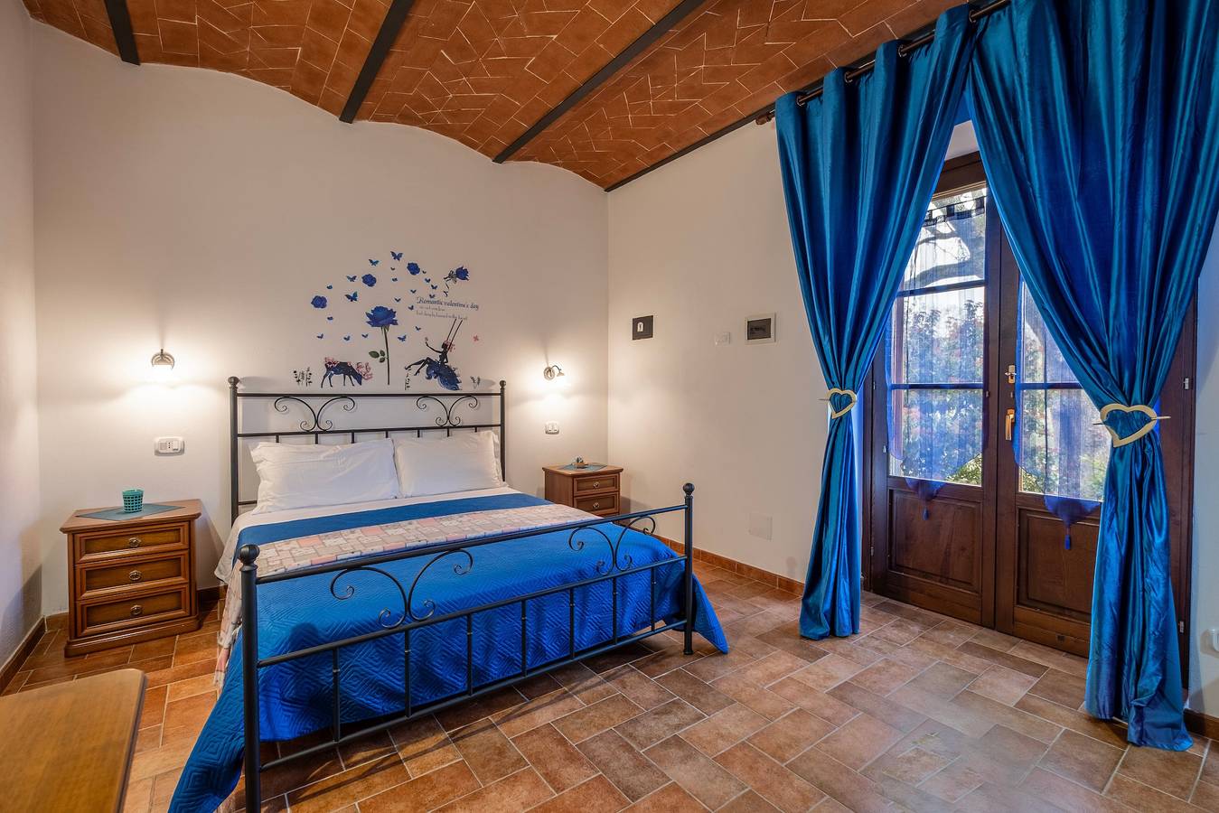 Room 'Blu' with Shared Pool and Shared Garden in Semproniano, Grosseto Province