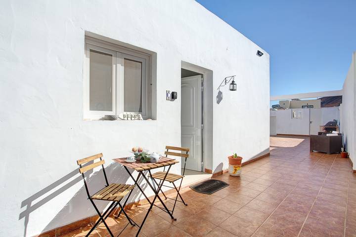 Entire apartment, Holiday Apartment 'Casa Tomás C' with Sea Views, Shared Pool and Wi-Fi in Villaverde, La Oliva