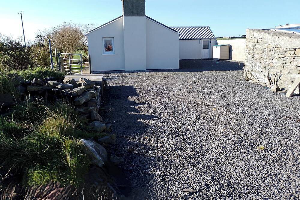 Comfortable three bedroom bungalow located in Orkney Islands complete with emus. in Orkney Inseln