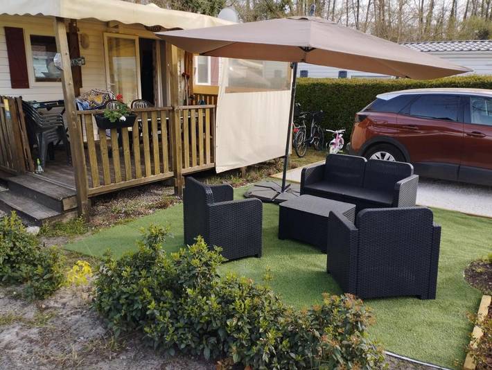 Tente pour 4 personnes, avec piscine ainsi que jardin et jacuzzi