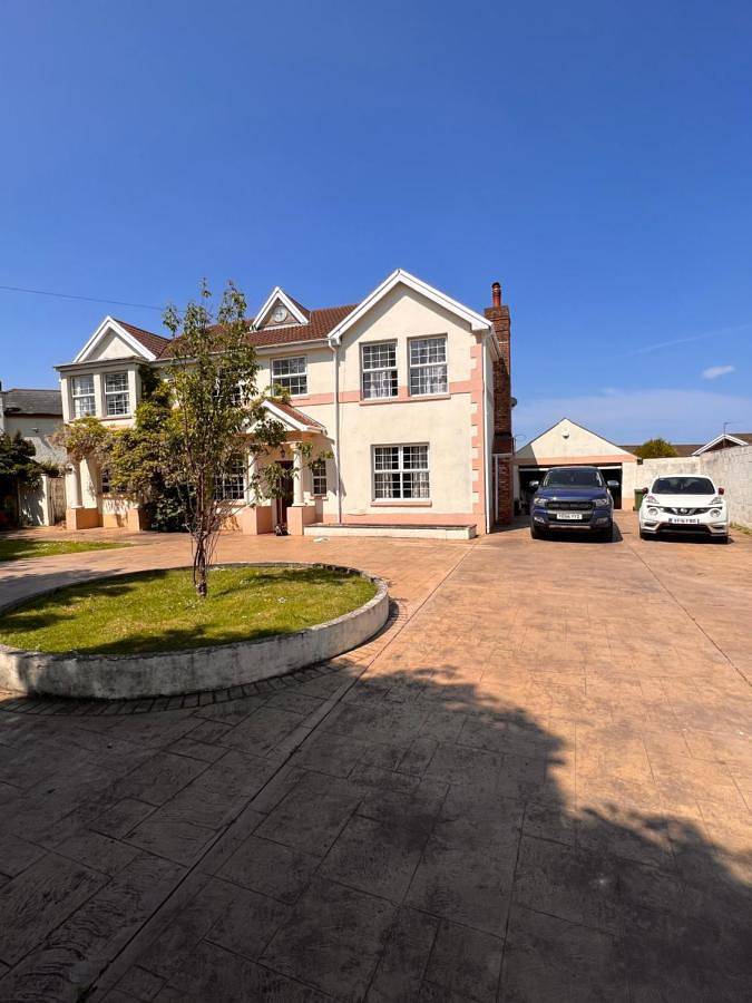 Seven-Bedroom House in Porthcawl, Bridgend region