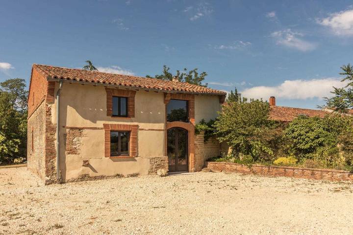 Gîte pour 8 personnes, avec Terrasse ainsi que Jardin et Piscine à Gardouch