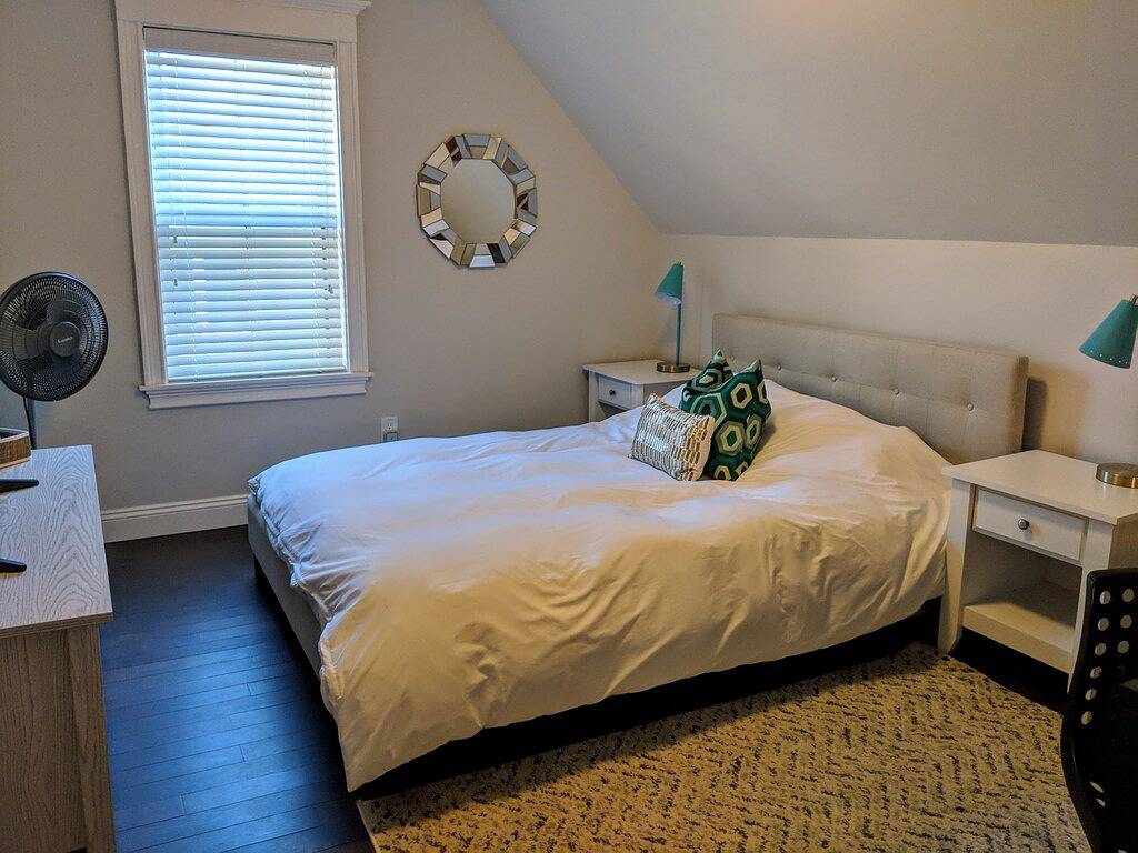 Stylish 6-Bedroom Home Near Boston – Dual Units, Yard & Parking Included! in Everett (MA), Massachusetts