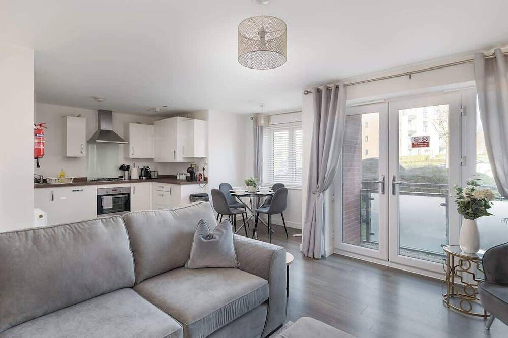 Entire apartment, Comfortable 2-Bed Home with Parking & Fast Wi-Fi! in Milton Keynes, South East England