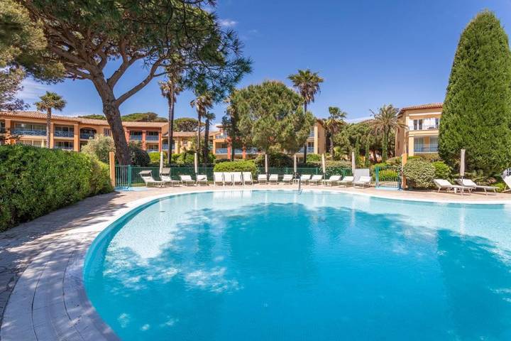 Location de vacances pour 4 personnes, avec jardin ainsi que piscine et vue dans Plage La Badine - 2