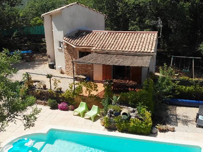 Location de vacances pour 7 personnes, avec Terrasse et Jardin ainsi que Piscine et Vue à Saint-Brès